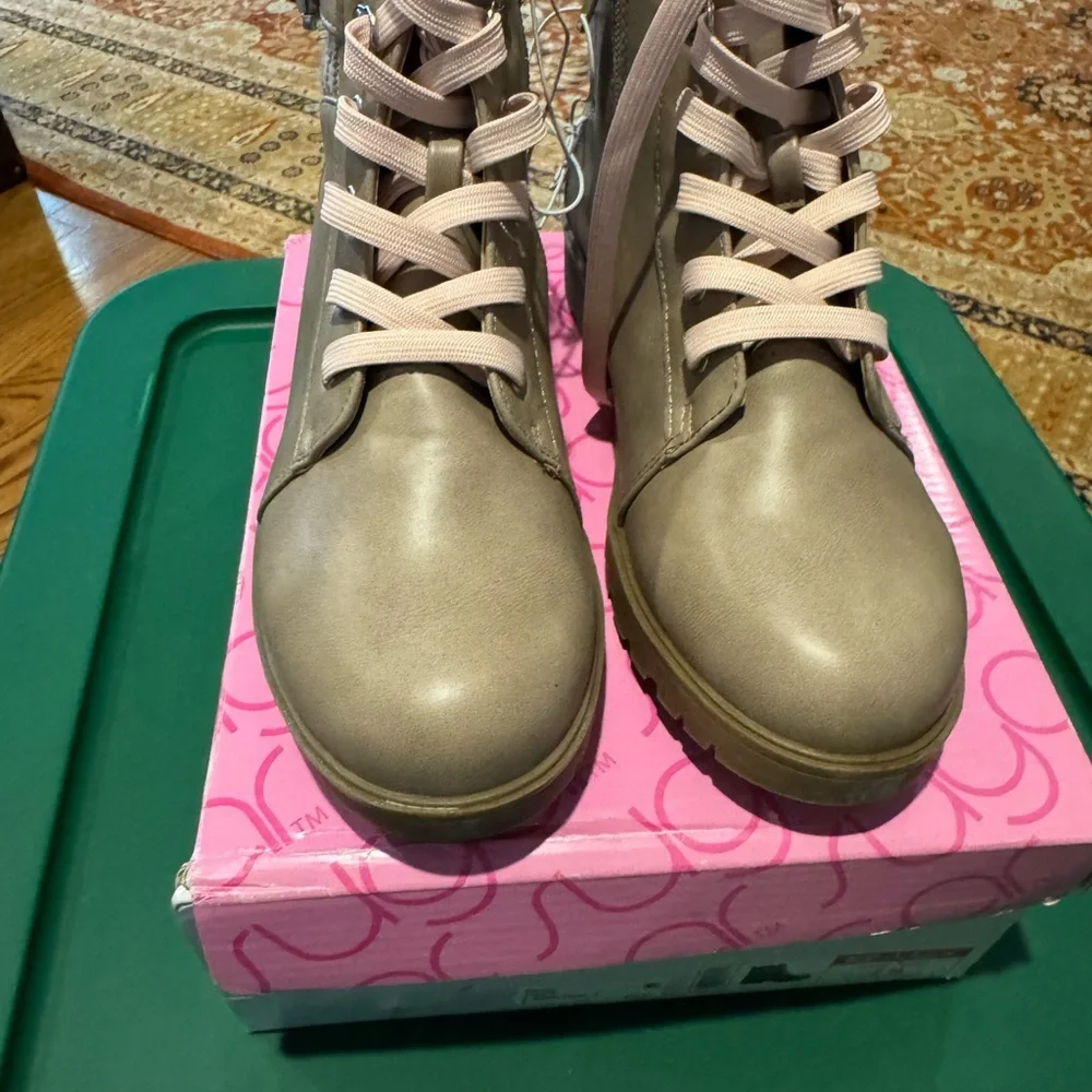 New in Box Sugar Girls Payel Buckle Detail Combat‎ Boots Pink Laces Lug Sole